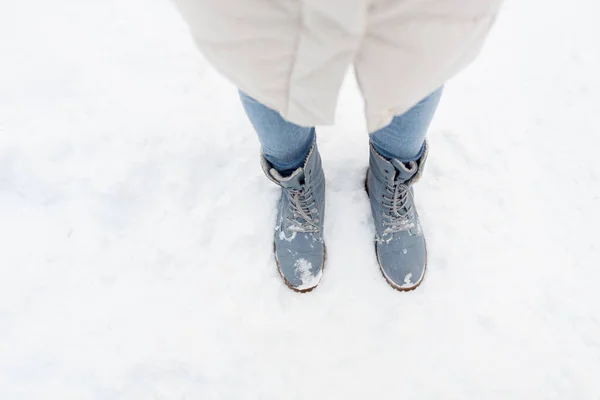 겨울용 신발을 신고 눈 위에 서 있는 암컷 의발 — 스톡 사진