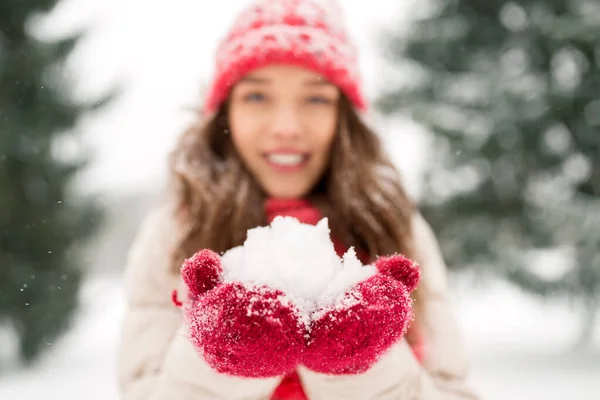 Porträt einer jungen Frau mit Schnee im Winter — Stockfoto