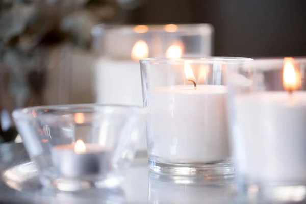 Queimando velas de fragrância branca na mesa — Fotografia de Stock