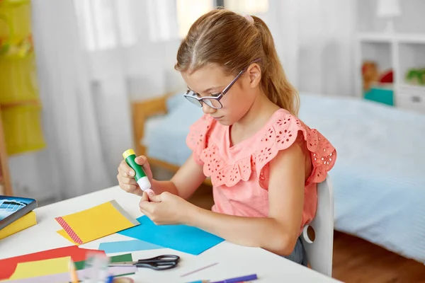 Fille créative faisant carte de vœux à la maison — Photo