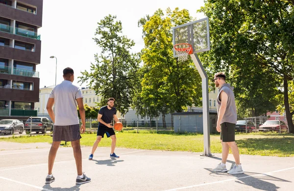 Sokak basketbolu oynayan erkek arkadaş grubu — Stok fotoğraf