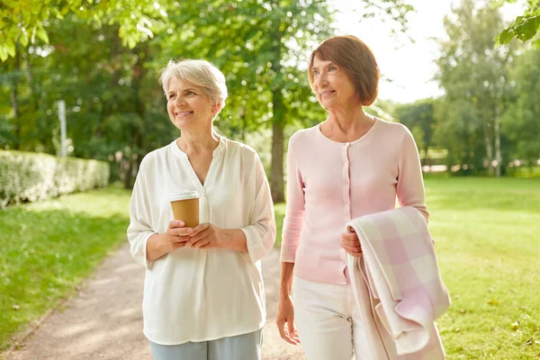 Mujeres mayores o amigos tomando café en el parque —  Fotos de Stock
