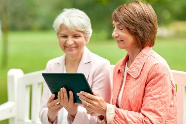Seniorinnen mit Tablet-PC im Sommerpark — Stockfoto