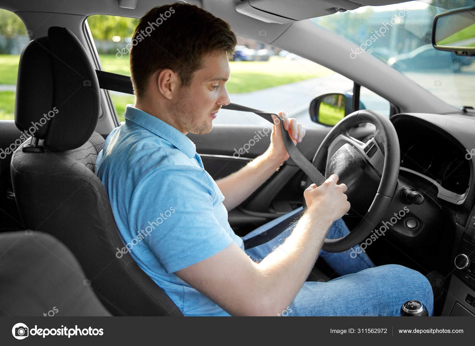Мужчина водитель. Человек который водит машину. Человек водит машину. Водитель. Водитель.