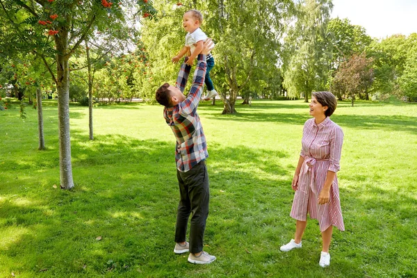 Lycklig familj ha kul på Summer Park — Stockfoto