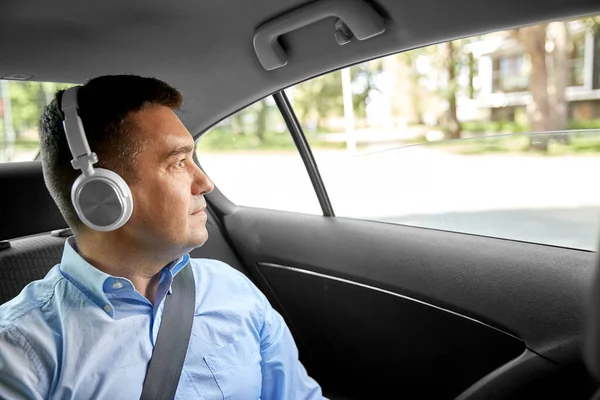 Passageiro em fones de ouvido ouvir música no carro — Fotografia de Stock