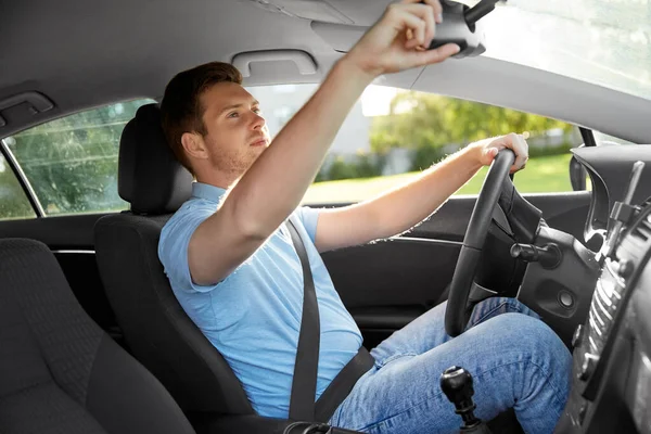 Homme ou conducteur de voiture réglage miroir — Photo