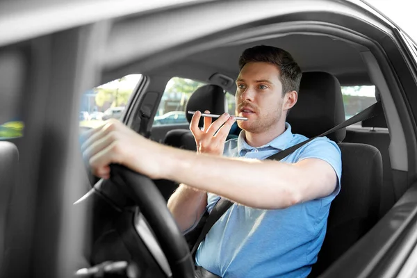 Homem dirigindo carro e gravação de voz por smartphone — Fotografia de Stock