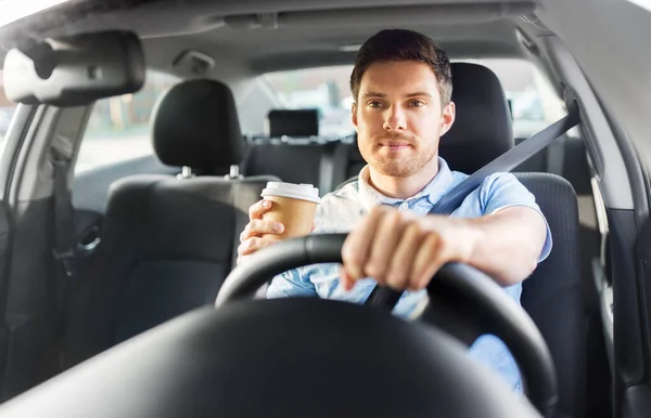 Homme ou conducteur avec tasse à café à emporter voiture de conduite — Photo