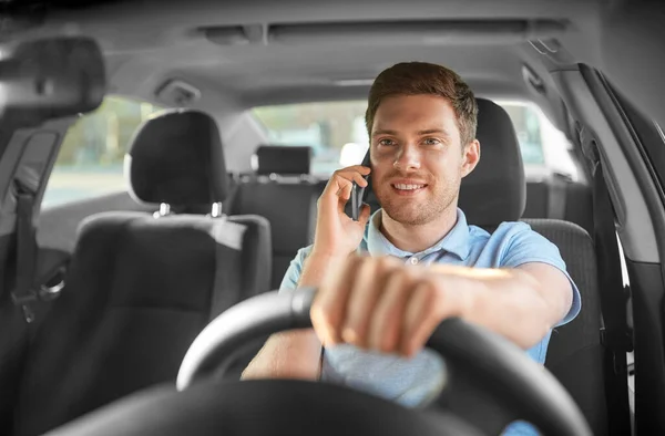 Homme conduisant une voiture et appelant sur smartphone — Photo