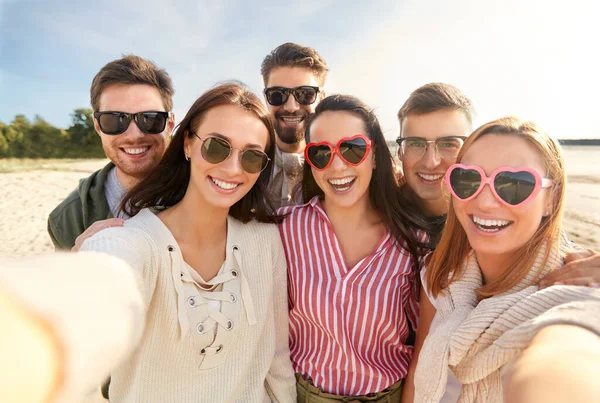 Glada vänner som tar selfie på sommarstranden — Stockfoto