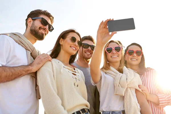 Amici felici scattare selfie in estate — Foto Stock
