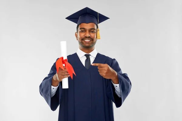 Estudiante de posgrado masculino en tablero de mortero con diploma —  Fotos de Stock