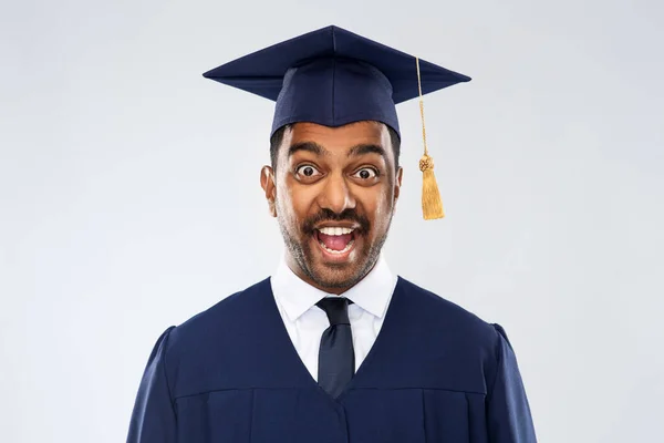 Estudiante de posgrado indio feliz en tablero de mortero — Foto de Stock