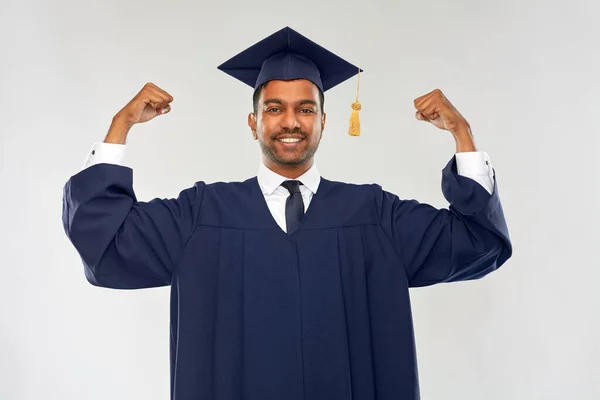 Estudiante de posgrado indio feliz en tablero de mortero — Foto de Stock