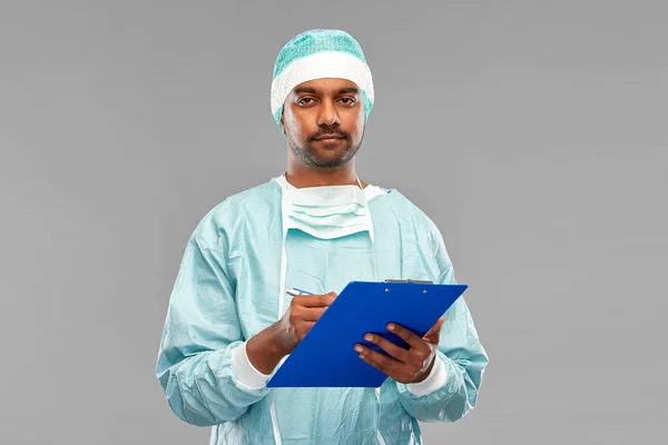 Indischer Arzt oder Chirurg mit Klemmbrett — Stockfoto