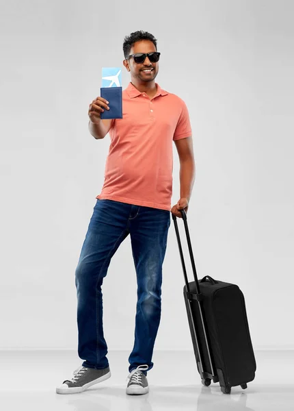 Indiaanse man met reiskofferpaspoort en vliegticket — Stockfoto