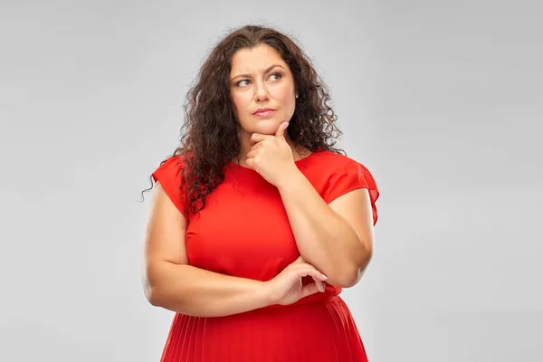 Mulher séria em vestido vermelho pensando — Fotografia de Stock