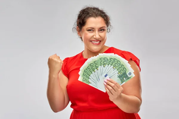Mujer feliz sosteniendo cientos de billetes de dinero — Foto de Stock
