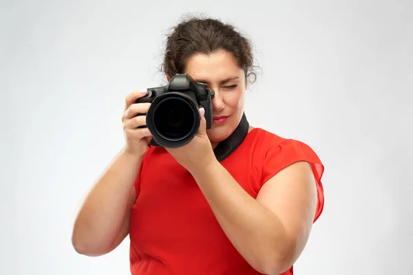 Donna felice fotografo con fotocamera digitale — Foto Stock