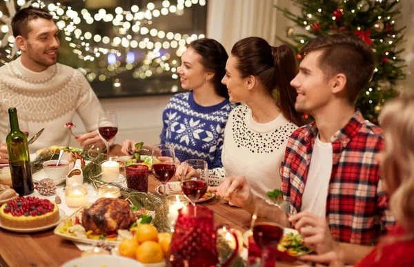 Gelukkig vrienden hebben kerstdiner thuis — Stockfoto