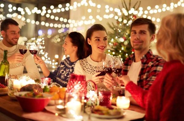 Amis heureux célébrant Noël à la maison fête — Photo