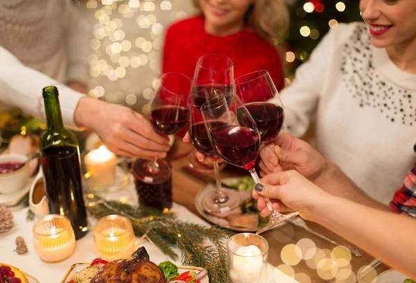 Close-up van vrienden met wijn vieren kerst — Stockfoto