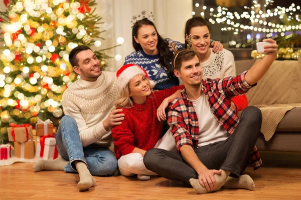 Vrienden vieren kerst en selfie nemen — Stockfoto