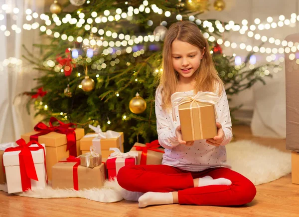 Noel hediyesi evde ile gülümseyen kız — Stok fotoğraf