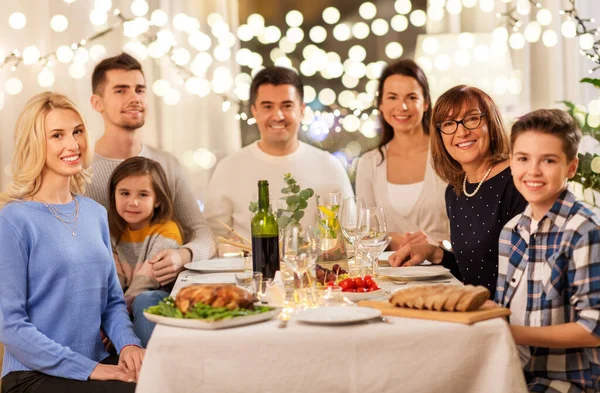 Familia feliz teniendo una cena en casa — Foto de Stock