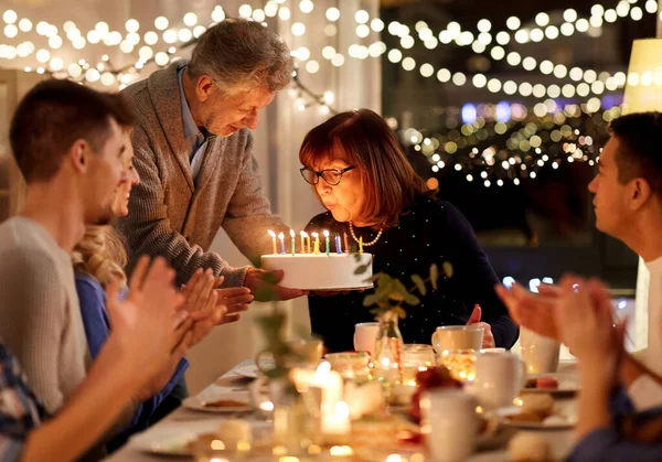 Família feliz ter festa de aniversário em casa — Fotografia de Stock