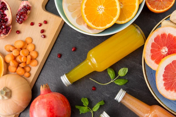 Botellas de vidrio de zumos de frutas y verduras —  Fotos de Stock