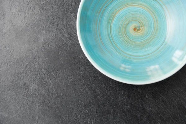 Закрытие голубой керамической плиты на фоне шифера — стоковое фото