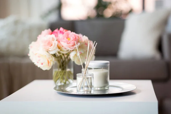 Aroma-Schilfrohrdiffusor, Kerze und Blumen auf dem Tisch — Stockfoto