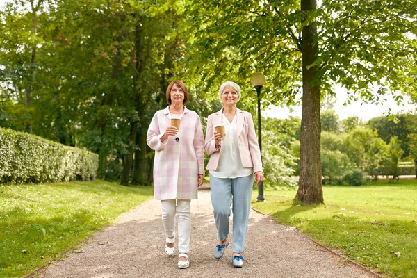 Starszych kobiet lub przyjaciół picia kawy w parku — Zdjęcie stockowe
