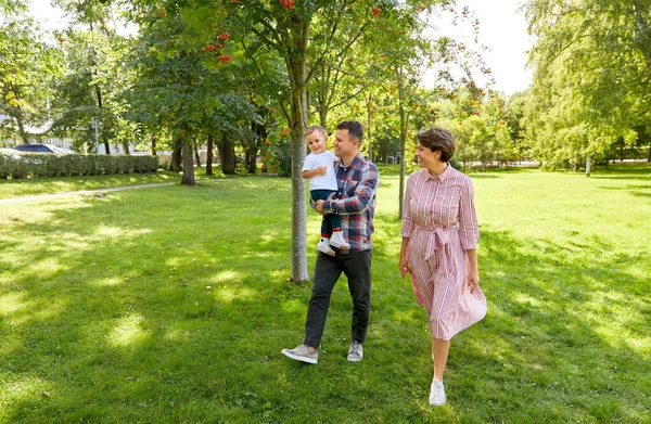 Šťastná rodina v letním parku — Stock fotografie