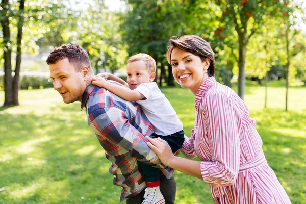 Szczęśliwa rodzina bawiąc się w parku letnim — Zdjęcie stockowe