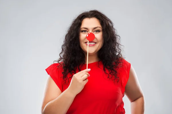 Mulher feliz com nariz de palhaço vermelho posando — Fotografia de Stock