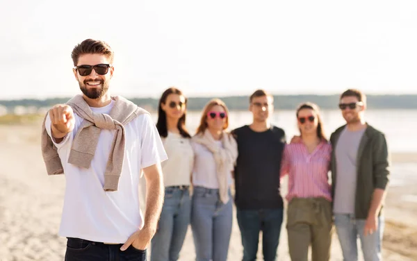 Szczęśliwy człowiek z przyjaciółmi na plaży w lecie — Zdjęcie stockowe