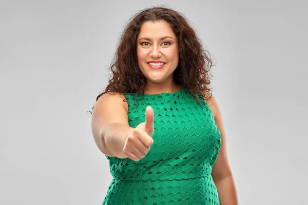 Mulher feliz em vestido verde mostrando polegares para cima — Fotografia de Stock