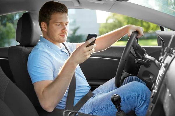 Hombre coche de conducción y el uso de smartphone —  Fotos de Stock