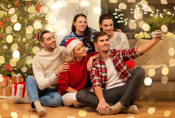 Friends celebrating christmas and taking selfie — Stock Photo, Image