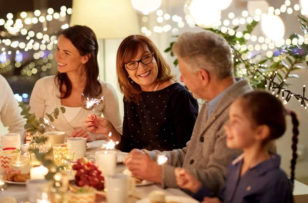 Familj med tomtebloss har tea party hemma — Stockfoto