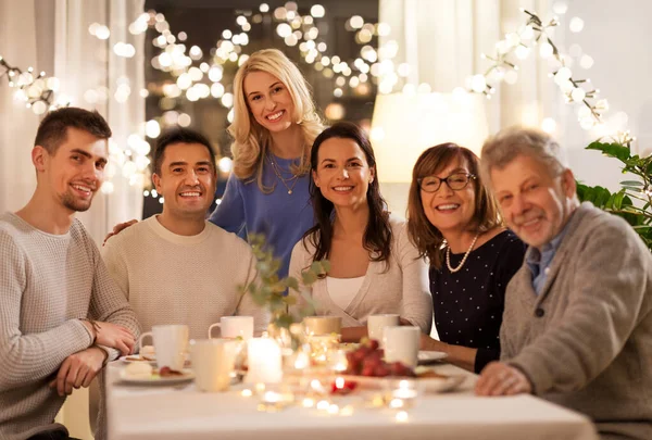 Familia feliz teniendo una fiesta de té en casa Fotos de stock