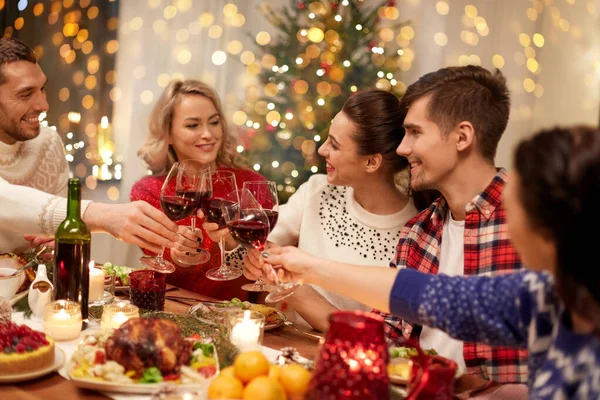 Amis célébrant Noël et boire du vin — Photo