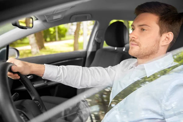 Homme ou conducteur voiture de conduite en été — Photo