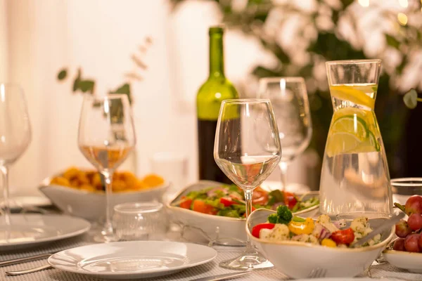 テーブルは、プレート、ワイングラスと食品を添えてください。 — ストック写真