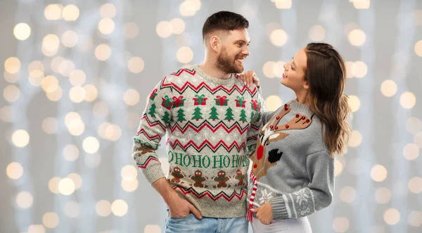 Szczęśliwy para na Boże Narodzenie brzydki sweter party — Zdjęcie stockowe