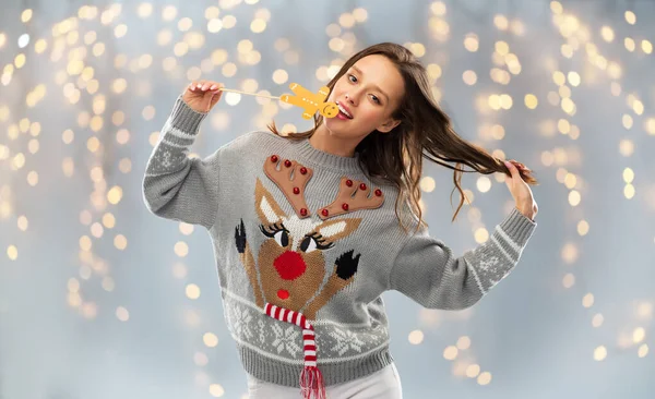 Mulher em camisola de Natal com padrão de renas — Fotografia de Stock