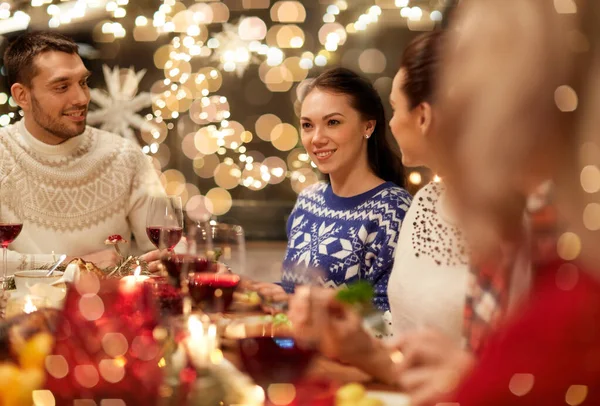 Amigos felices teniendo la cena de Navidad en casa —  Fotos de Stock